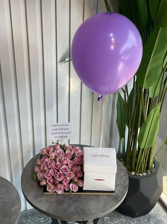عرض الكيكة والورد وبالون