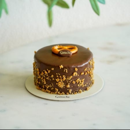 كيكة جاناش مع باقة ورد منوع