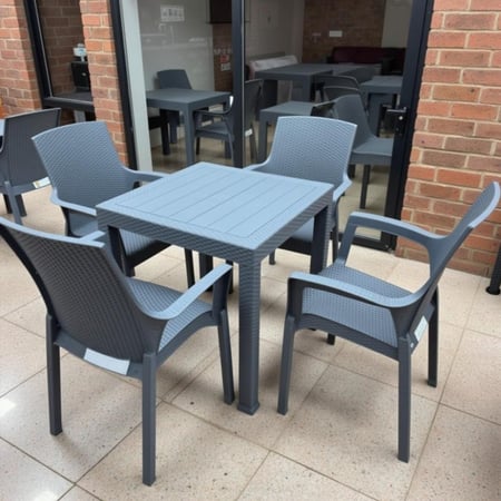 طقم 4 كراسي وطاولة (تصميم راتان)