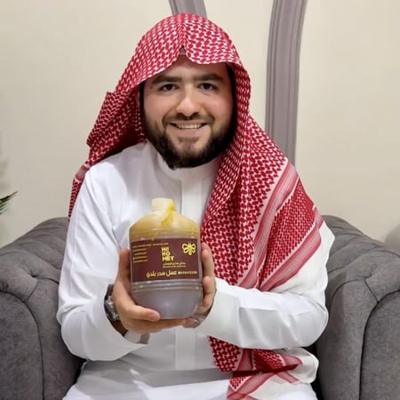 بكج ٣ كيلو عسل سدر بلدي (إنتاج الباحة) + ٣ كيلو عسل بلدي مجانا + علبة شمع زهور هدية