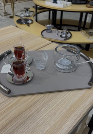 طقم قهوة وشاهي 24 قطعة بمسكة مميزة وبلون فضي