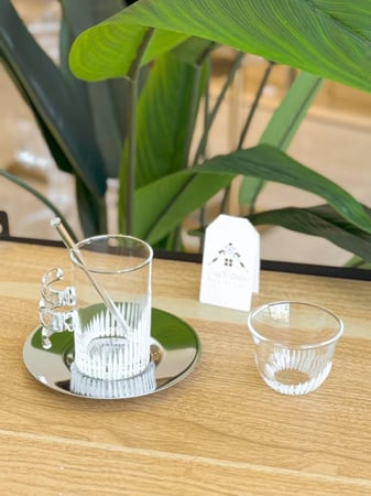 طقم قهوة وشاهي 24 قطعة بمسكة مميزة وبلون فضي