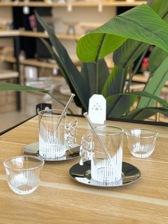 طقم قهوة وشاهي 24 قطعة بمسكة مميزة وبلون فضي