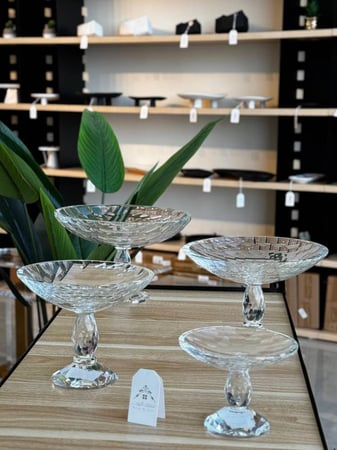 وعاء زجاجي شفاف