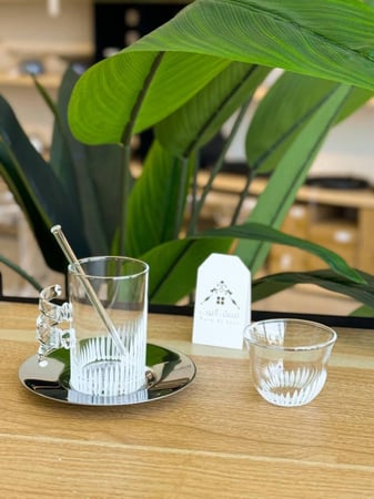 طقم قهوة وشاهي 24 قطعة بمسكة مميزة وبلون فضي