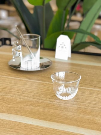 طقم قهوة وشاهي 24 قطعة بمسكة مميزة وبلون فضي