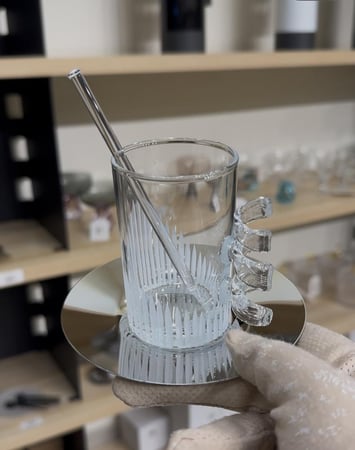 طقم قهوة وشاهي 24 قطعة بمسكة مميزة وبلون فضي