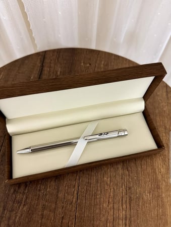 قلم فاخر منحوت بالاسم