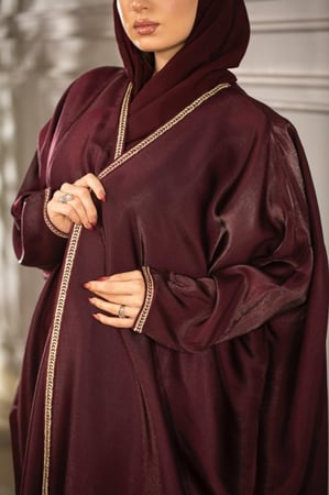 عباية بشت عنابي بكلفة ذهبي