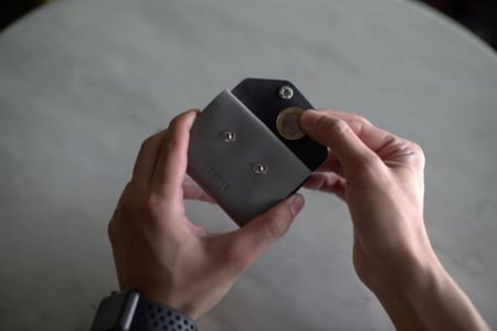 إصدار العملات المعدنية من تروف رمادي