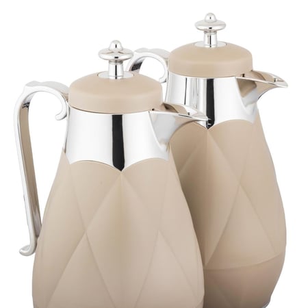 طقم ترامس لوفر 2 قطعة 1 لتر مع تبسي وتمريات بلاستيك بيج وفضي 5 قطعة