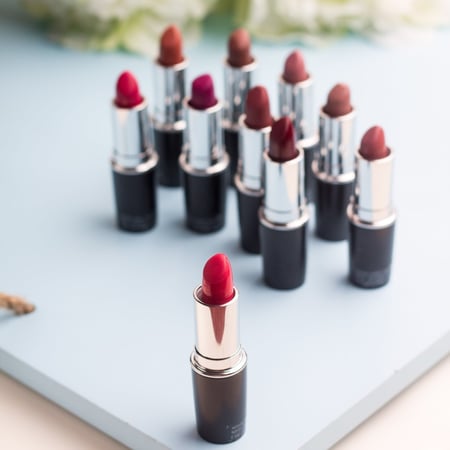 روج ليف مخملي مطفي ثابت مدعم بشمع العسل للاستخدام اليومي - MONACO 24