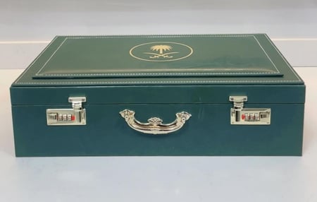 شنطة إهداء جلد كبيرة وفاخرة