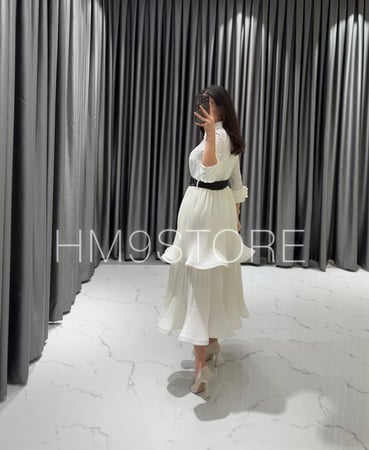 فستان أبيض بحزام أسود