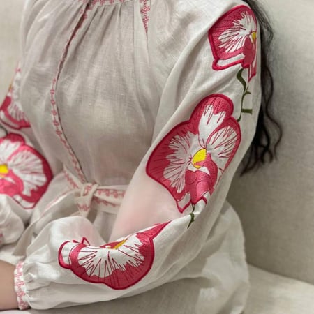 فستان ابيض لنن مطرز