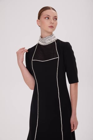 فستان ميدي كريب مزين بكرستال