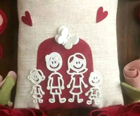 قالب قطع الورق على شكل شخصيات أسرة يعيدة