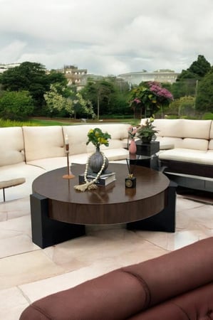 طاولة قهوة مستديرة مع طاولة جانبيه