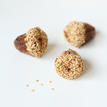 تمر بالطحينة والسمسم