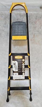 سلم 5 درجات مع مسطبة . معدن قوي و متين خفيف الوزن  . سهل الاستخدام . مناسب للمنازل و الأعمال . ستيل مقاوم للصدأ مع الدهان الحراري والأطراف مدعمة بحواف بلاستيكية قوية .