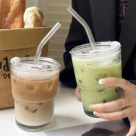 كوب زجاجي شفاف بغطاء وقشّة