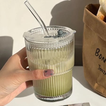 كوب زجاجي شفاف بغطاء وقشّة