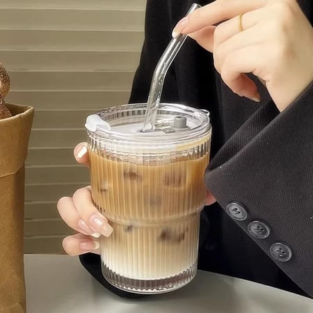 كوب زجاجي شفاف بغطاء وقشّة