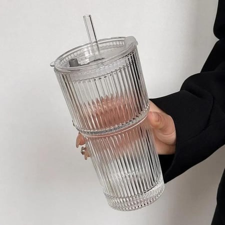 كوب زجاجي شفاف بغطاء وقشّة