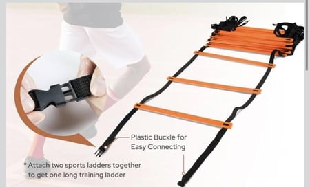 سلم الرشاقة (Agility Ladder) من العلامة التجارية GHB، وهو أداة رياضية تُستخدم لتحسين السرعة، التوازن، والتنسيق الحركي.