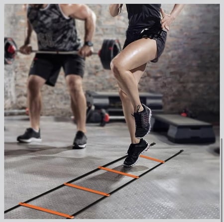 سلم الرشاقة (Agility Ladder) من العلامة التجارية GHB، وهو أداة رياضية تُستخدم لتحسين السرعة، التوازن، والتنسيق الحركي.