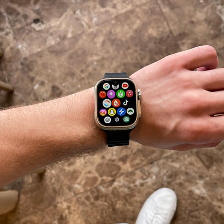 ساعة سكوارا ST13 تدعم شريحة 4G وتطبيقات التواصل الاجتماعي