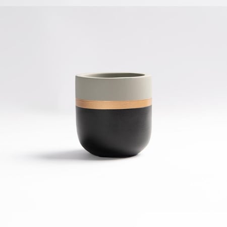 مركن إسمنتي مخطط بالأسود والذهبي