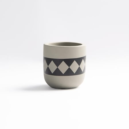 مركن إسمنتي مخطط بالاسود