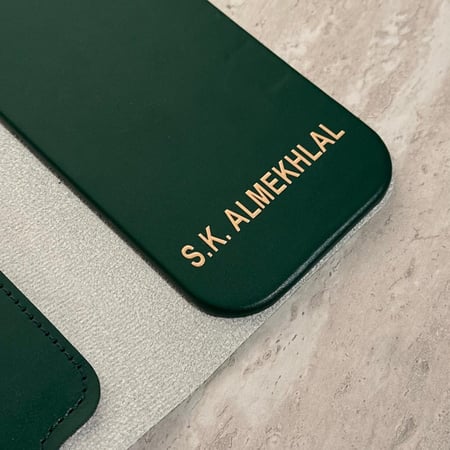 كتابة الاسم على الحقيبة