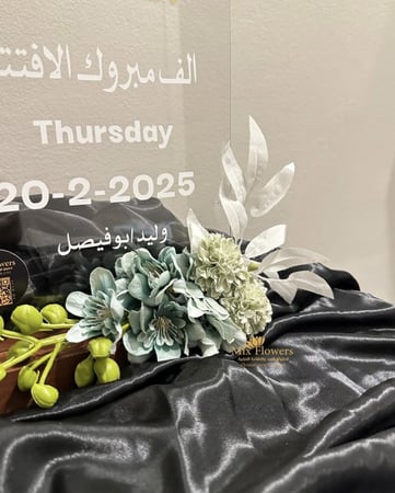 لوح اكريلك A4 مع الاستاند والورد الصناعي