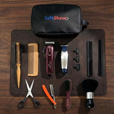 شنطة حلاقة سوداء مع ماكينة وأمشاط ومقص وفرشاة مرتبة على خلفية بيضاء