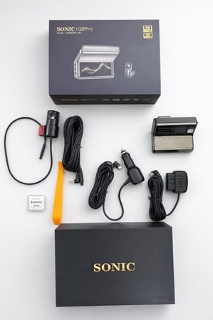 داش كام سونيك Q8 PRO كاميرا امامية بجودة 4K وكاميرا خلفية 2K ( ذاكرة 64 قيقا + كيبل OBD ) مجانا