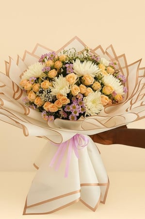 باقة توليب ابيض وبنفسجي واصفر