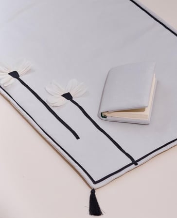 سجاد فاخر مزين بالورد