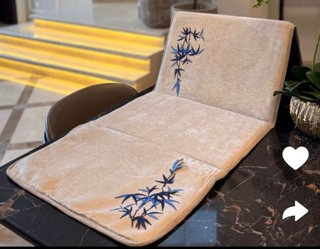 سجادة صلاة بكرسي ( ورد كحلي )