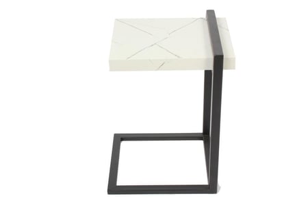 طاولة خدمة جانبية بتصميم حرف C – سطح بديل رخام أبيض وقاعدة حديد سوداء