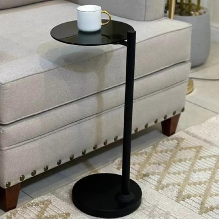 طاولة خدمة جانبية بسطح زجاجي أسود وقاعدة معدنية بتصميم حرف C