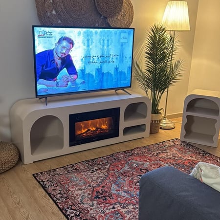 طاولة تلفزيون مع مدفأة ديكور 3D بتصميم منحني (Curved) لون أوف وايت - 150 سم
