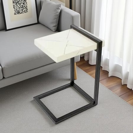 طاولة خدمة جانبية بتصميم حرف C – سطح بديل رخام أبيض وقاعدة حديد سوداء