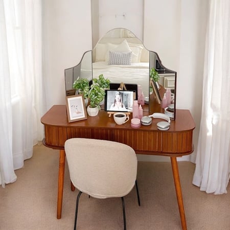 طاولة تزيين خشبية مع مرآة ثلاثية الألواح وأدراج تخزين – لغرف النوم