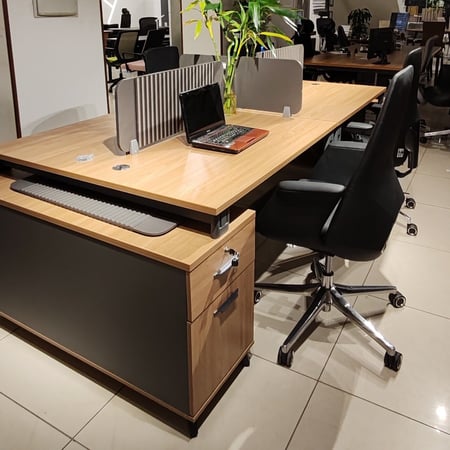 وحدة عمل ثنائية مع ملحق جانبي لكل موظف