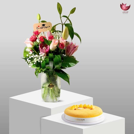 كيكة اني و داني  مع فازة ورد باقة تخرجت بفخر