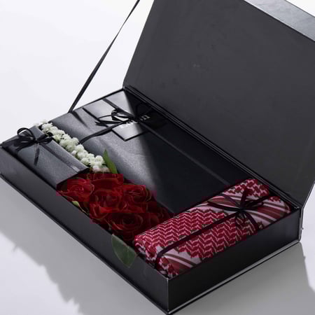 بكس إهداء شماغ+قماش+عطر+تغليف ورد