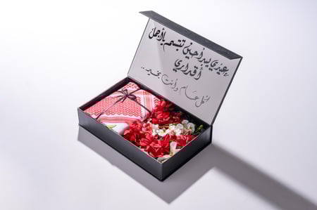 بكس إهداء شماغ+تغليف ورد