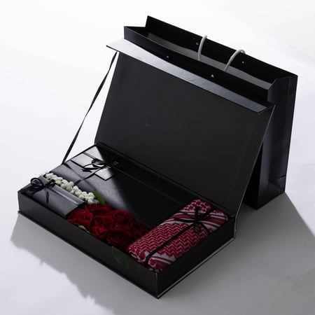 بكس إهداء شماغ+قماش+عطر+تغليف ورد